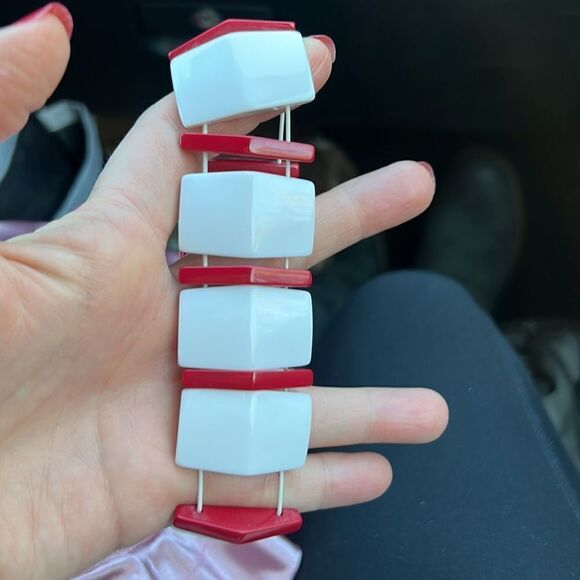 1980s White and Red Stripe Candycane Lucite Tile Stretch Bangle Bracelet - Picture 7 of 9